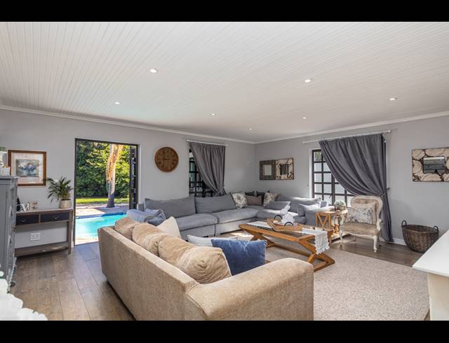 6 BEDROOM FREEHOLD FOR SALE IN FLAMINGO VLEI